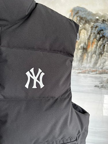 MLB New York Yankees Black Logo Puffer Vest