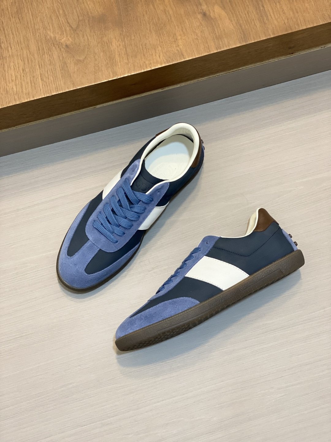 TOD'S Contrast Panel Low-Top Sneakers
